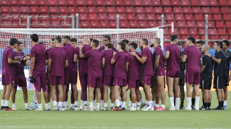 Los jugadores del Sevilla durante la charla en el entrenamiento previo a la final de la Supercopa de Europa contra el Manchester City