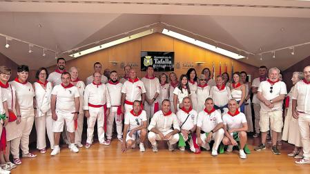 Al concluir el acto, los homenajeados y homenajeadas posaron con la corporación municipal en una fotografía de familia