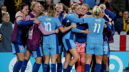 Las jugadoras inglesas celebran uno de sus goles frente a Australia