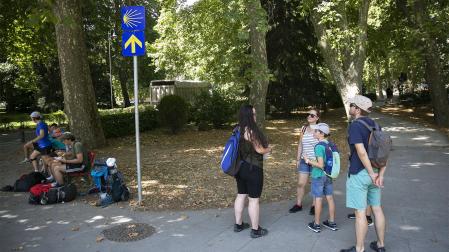 Varias personas participan en uno de los juegos en Pamplona