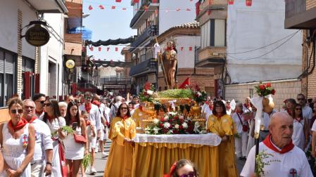 Numerosos murchantinos acompañan a San Roque en su desfile procesional por las calles de la localidad.