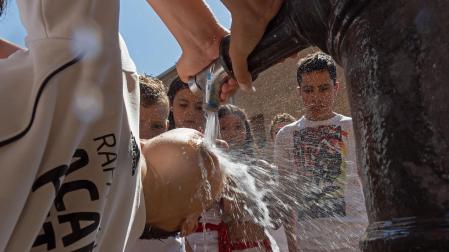 Jóvenes refrescándose en fiestas de Los Arcos