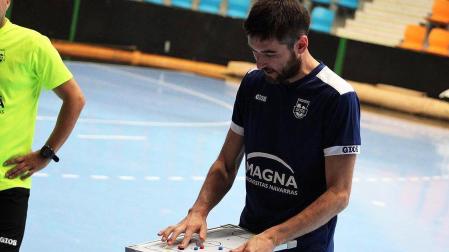 El segundo entrenador Roberto Martil da indicaciones al equipo en el primer amistoso en el Anaitasuna