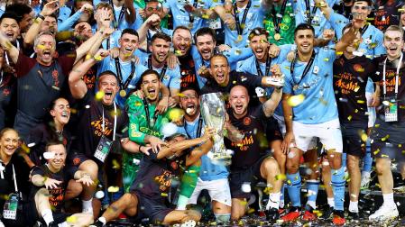 Los jugadores del City con el trofeo de la Supercopa de Europa tras vencer al Sevilla en la final