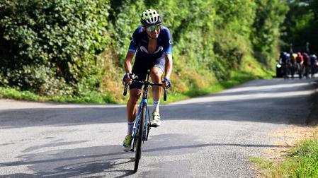 El ciclista burladés Óscar Rodríguez, con unos metros de ventaja sobre el grupo del líder