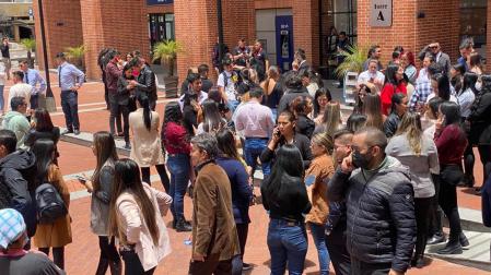 Personas evacuadas tras el terremoto en Bogotá