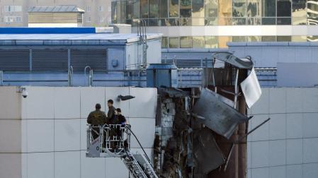 Investigadores en la zona dañada por el dron derribado
