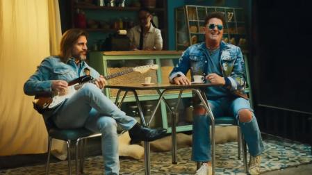 Juanes y Carlos Vives, en una imagen del videoclip 'Las mujeres'