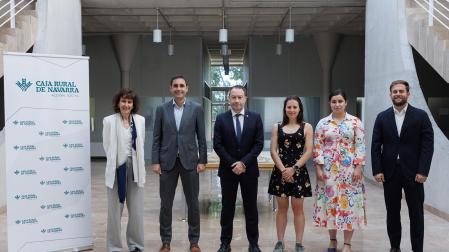 Asistentes a la firma del convenio de la empresa Vors Control. De izda a dcha., la vicerrectora Cristina Bayona; Ricardo Goñi (Caja Rural); el rector, Ramón Gonzalo; Idoia Lizarraga, Irene Miquelez (ambas, socias fundadoras de Vors Control) y Gonzalo Soto (Caja Rural)
