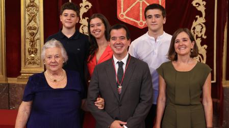 Por la izquierda, primera fila: Aranzazu Amezaga Iribarren (madre), el consejero Mikel Irujo Amezaga y su mujer, María Zulaika Orozko. Atrás, los 3 hijos: Ander, Maider y Axular Irujo Zulaika