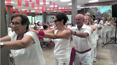 El ambiente se caldeó después de la comida y muchos se animaron a bailar una conga