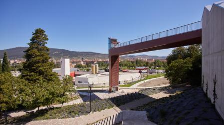 El ascensor, a falta de unos últimos trámites, está terminado, y a su alrededor se puede ver el nuevo parque