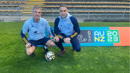 Los navarros Javier Lerga (dcha.) y Javier López-Vallejo van a vivir en primera persona la final del Mundial como miembros del cuerpo técnico de la selección española