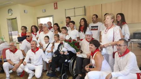En el centro, los homenajeados Francisca Miranda y Alejandro Castillejo, acompañados de familiares, ediles y el alcalde de Valtierra Manuel Resa