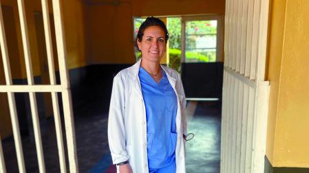Beatriz Merino ejerciendo como doctora en el hospital de Nemba