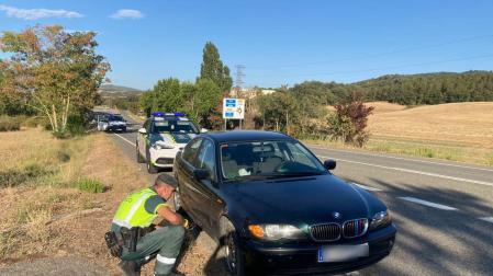 Un agente de la Guardia Civil observa el vehículo tras ser interceptado