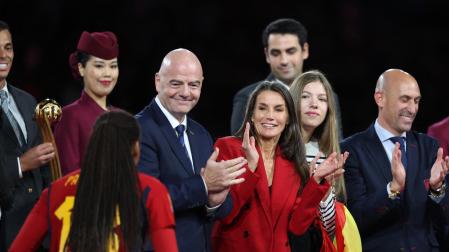 La reina Letizia y la infanta Sofía, durante la entrega de trofeos