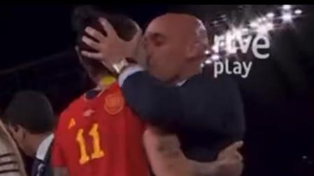 El presidente de la Real Federación Española de Fútbol, Luis Rubiales, besa a Jennifer Hermoso en la entrega de medallas