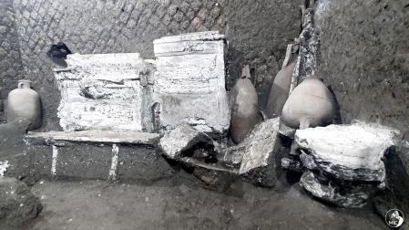 El hallazgo en el parque arqueológico de Pompeya (sur de Italia) del mobiliario y la decoración de una habitación en la villa romana de Civita Giuliana, a unos 600 metros de los muros de la ciudad antigua, permite ayudar a reconstruir la vida de los esclavos en la localidad destruida por la erupción del Vesubio en el 79 d.C.