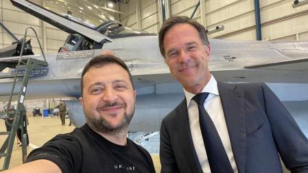 El presidente ucraniano, Volodímir Zelenski, posa para la foto junto al primer ministro de los Países Bajos, Mark Rutte