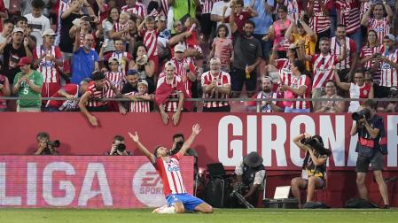 El delantero uruguayo del Girona FC Cristhian Stuani celebra su gol, durante el partido de la segunda jornada de Liga en Primera División entre el Girona FC y el Getafe CF