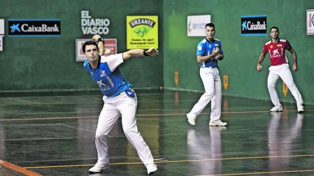 Jokin Altuna golpea la pelota durante la victoria de ayer en Zarautz frente a Elordi-Albisu