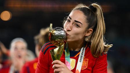 Olga Carmona besa el trofeo de campeona del mundo de fútbol