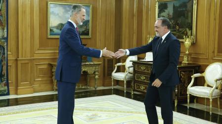 Felipe VI ha recibido este lunes en su despacho del Palacio de la Zarzuela al presidente de Unión del Pueblo Navarro (UPN), Javier Esparza, en la primera de las siete reuniones que mantendrá durante dos días con dirigentes políticos en la ronda de consultas para proponer candidato a la investidura