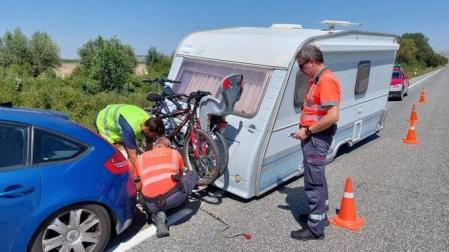 Policía Foral atendió el fin de semana 27 accidentes viales. Ën la fotografía, un remolque que perdió una rueda en Castejón.