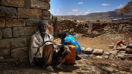Una familia rural etíope coge agua de un pozo en Tigray