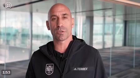Luis Rubiales se disculpa por el beso en la boca que le dio a la jugadora Jenni Hermoso