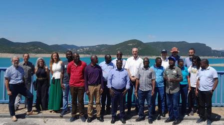 La delegación de Malawi y del Banco Mundial, junto a responsables del Canal en el embalse de Itoiz