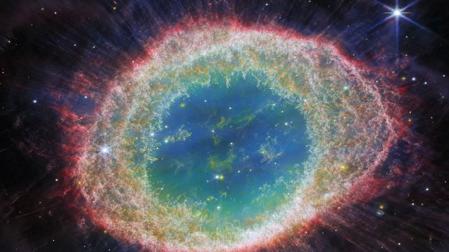 El telescopio espacial James Webb ha fotografiado el colorido anillo principal de la Nebulosa del Anillo, que se compone de gas expulsado por la estrella moribunda situada en el centro