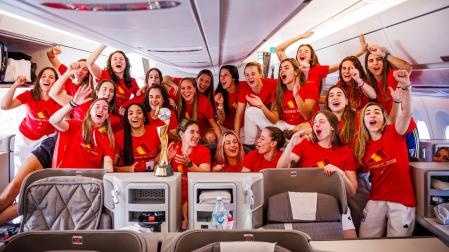 Las jugadoras de la selección española de fútbol femenino celebran su victoria en el Campeonato del Mundo dentro del avión en Doha, de camino a Madrid