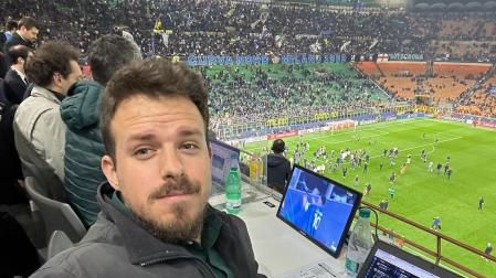El periodista Irati Prat en el estadio italiano de San Siro