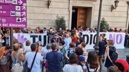 Pancarta con el lema 'Tudela dice no' ante la fachada del Ayuntamiento de la capital ribera durante la concentración