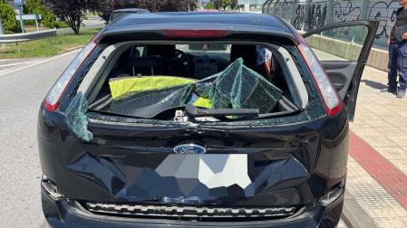 Estado en el que quedó la luna trasera del coche contra el que colisionó la motocicleta