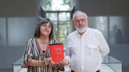 Los investigadores Ana María González Gil y Ángel García-Sanz Marcotegui posan con su nueva obra
