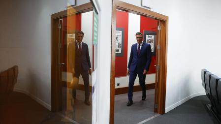 El presidente del Gobierno en funciones y líder del PSOE, Pedro Sánchez, a su llegada a una rueda de prensa en el Palacio de la Moncloa