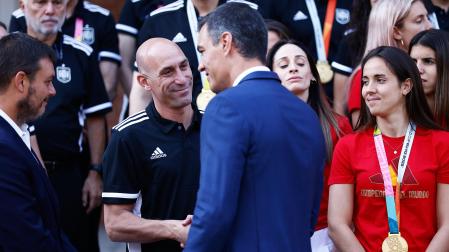 PPedro Sánchez junto a Luis Rubiales durante la recepción a las campeonas del mundo