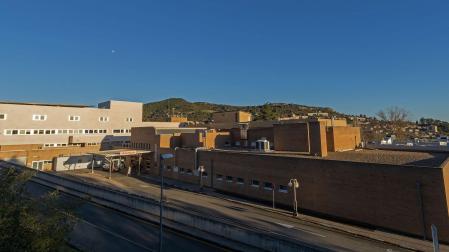 Vista del Hospital García Orcoyen, del acceso a su zona de urgencias, que estará sin pediatra al menos dos días la próxima semana