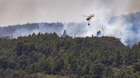 Un hidroavión trabaja en la extinción del fuego, en Las Lagunetas, en La Esperanza, Tenerife