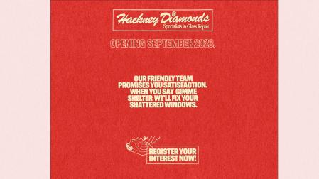Imagen del anuncio que apareció en el periódico londinense Hackney Gazette el 17 de agosto de 2023, anunciando una nueva tienda de reparación de vidrio llamada "Hackney Diamonds", cuando hace referencia al nuevo disco de la banda