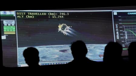 Estudiantes y familias indias se reúnen para ver la retransmisión en directo del aterrizaje en la Luna de la misión Chandrayaan-3 en el Museo Industrial y Tecnológico Birla (BITM), en Calcuta (India)