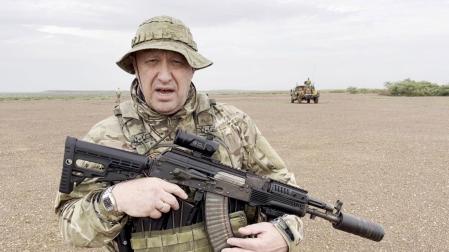 Yevgeny Prigozhin, jefe del grupo mercenario privado ruso Wagner, camuflado y con un arma en las manos en una zona desértica en un lugar desconocido, posiblemente en África, en una foto publicada el 21 de agosto