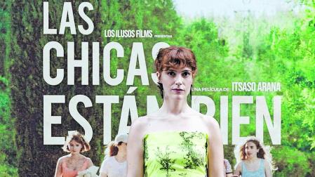 Itsaso Arana, posando junto al cartel de la película