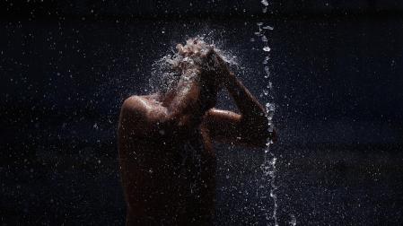 Un hombre, refrescándose durante la ola de calor