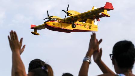Cientos de personas se dan cita en el puerto de Santa Cruz de Tenerife este miércoles para agradecer a los equipos de extinción de incendios su labor en el incendio forestal