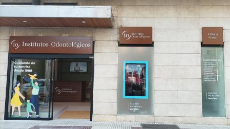 Fachada de la clínica del Instituto Odontológico en la avenida Bayona de Pamplona