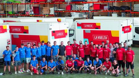 Vestidos con camiseta azul o rojo, según el grupo asignado para salida o meta, una parte del plantel que viajó ayer desde M2 Eventos hasta Barcelona